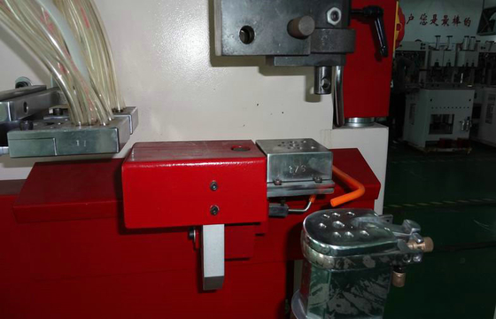 Talón hidráulico automático que clava la máquina